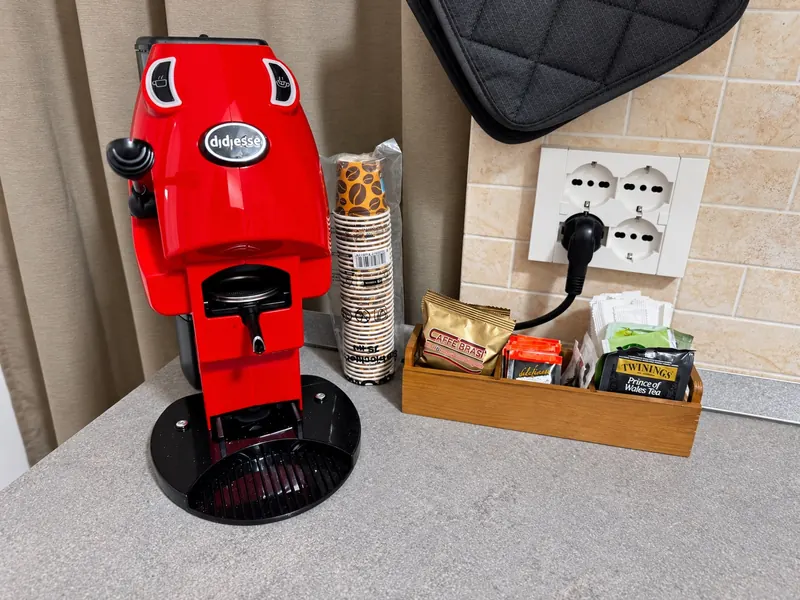 La macchina del caffè, con accanto le cialde e le bustine di tè